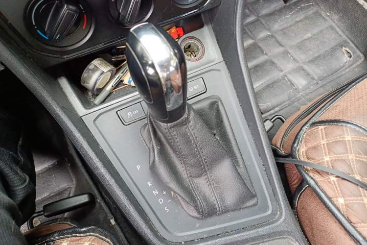 Used Volkswagen Lavida 2015 1.6L Automatic Fashion Edition Gear Lever