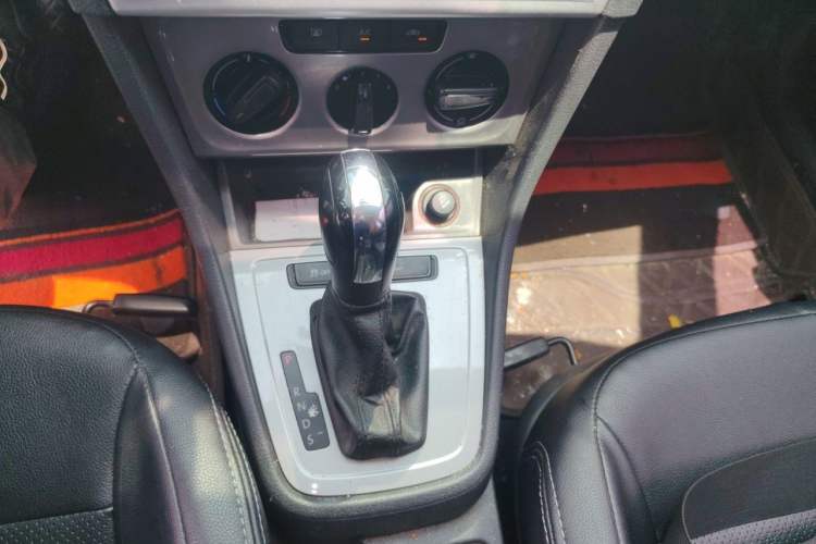 Used Volkswagen Lavida 2015 1.6L Automatic Fashion Edition Gear Lever