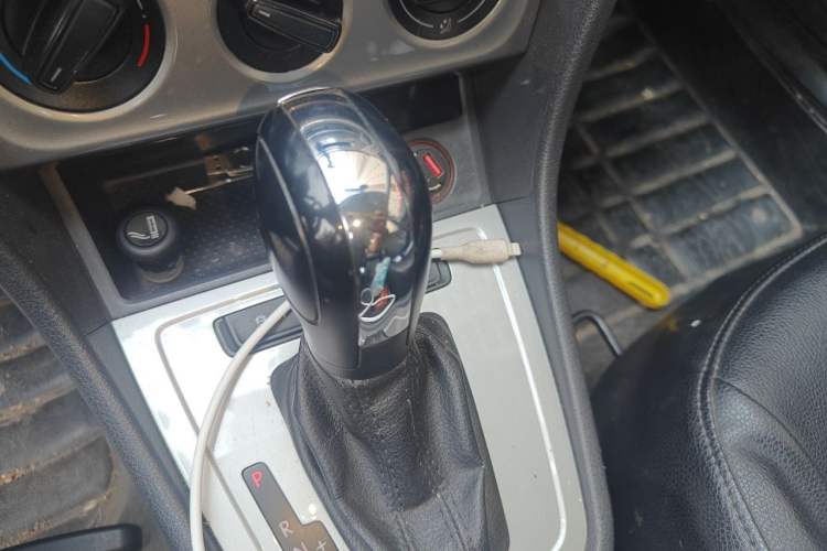 Used Volkswagen Lavida 2015 1.6L Automatic Fashion Edition Gear Lever