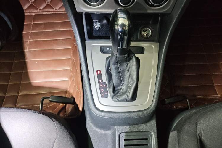 Used Volkswagen Lavida 2015 1.6L Automatic Fashion Edition Gear Lever