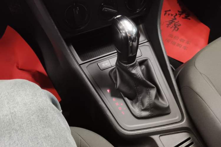 Used Volkswagen Lavida 2015 1.6L Automatic Fashion Edition Gear Lever
