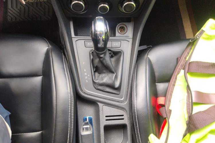 Used Volkswagen Lavida 2015 1.6L Automatic Fashion Edition Gear Lever