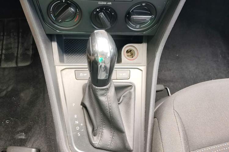 Used Volkswagen Lavida 2015 1.6L Automatic Fashion Edition Gear Lever