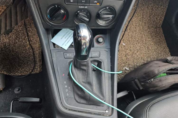 Used Volkswagen Lavida 2015 1.6L Automatic Fashion Edition Gear Lever