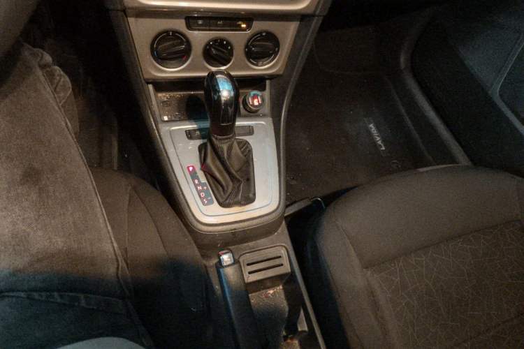 Used Volkswagen Lavida 2015 1.6L Automatic Fashion Edition Gear Lever
