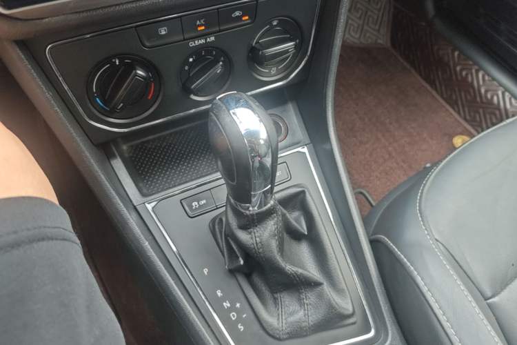 Used Volkswagen Lavida 2015 1.6L Automatic Comfort Edition Gear Lever