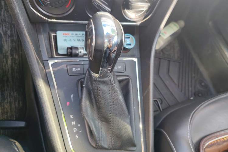 Used Volkswagen Lavida 2015 1.6L Automatic Comfort Edition Gear Lever