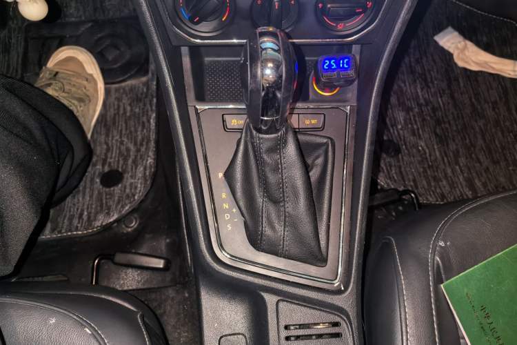 Used Volkswagen Lavida 2015 1.6L Automatic Comfort Edition Gear Lever