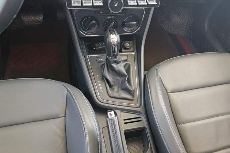 Used Volkswagen Lavida 2015 1.6L Automatic Comfort Edition Gear Lever