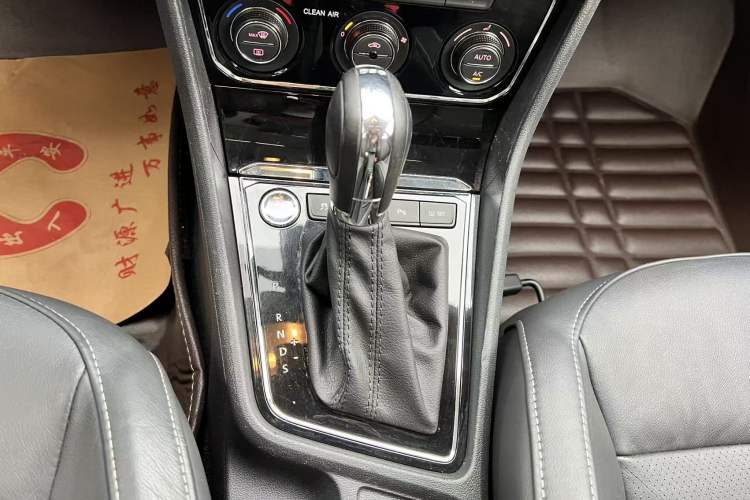 Used Volkswagen Lavida 2015 230TSI DSG Luxury Edition Gear Lever