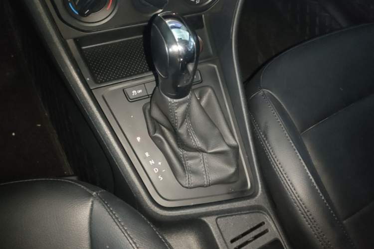 Used Volkswagen Lavida 2015 1.6L Automatic Fashion Edition Gear Lever