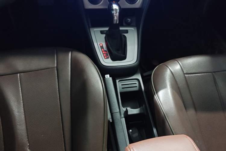 Used Volkswagen Lavida 2015 1.6L Automatic Fashion Edition Gear Lever