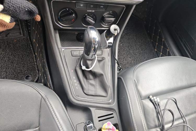 Used Volkswagen Lavida 2015 1.6L Automatic Comfort Edition Gear Lever