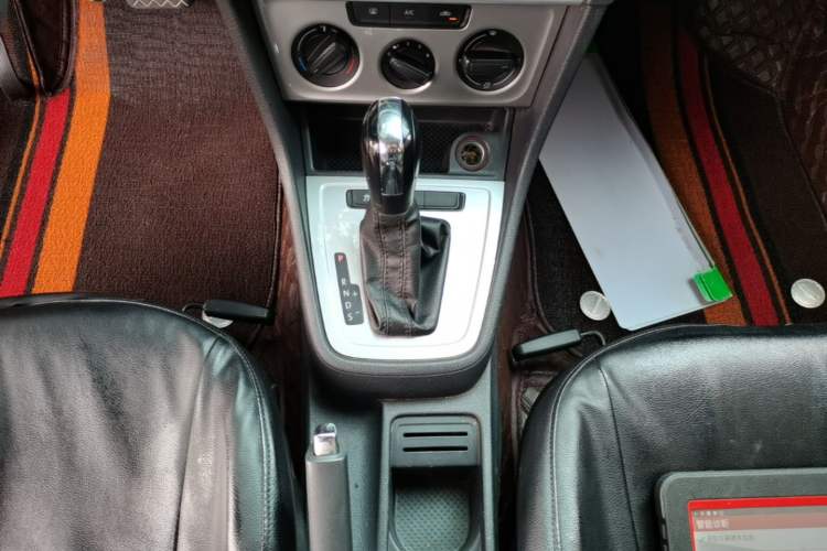 Used Volkswagen Lavida 2015 1.6L Automatic Fashion Edition Gear Lever