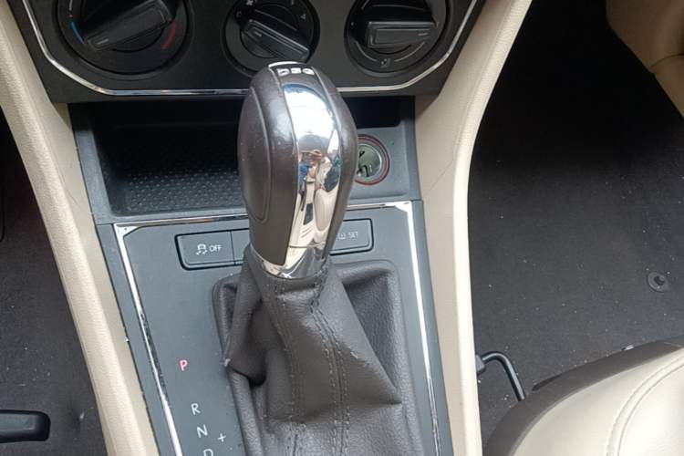 Used Volkswagen Lavida 2015 230TSI DSG Comfort Edition Gear Lever