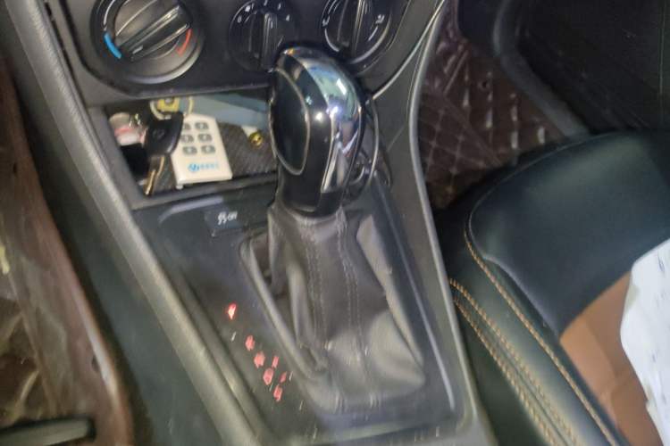 Used Volkswagen Lavida 2015 1.6L Automatic Fashion Edition Gear Lever