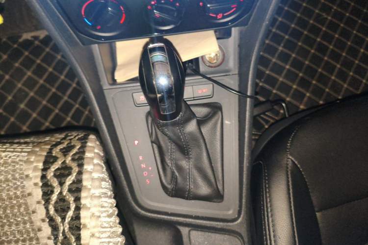 Used Volkswagen Lavida 2015 1.6L Automatic Fashion Edition Gear Lever