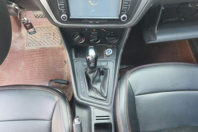 Used Volkswagen Lavida 2015 1.6L Automatic Fashion Edition Gear Lever