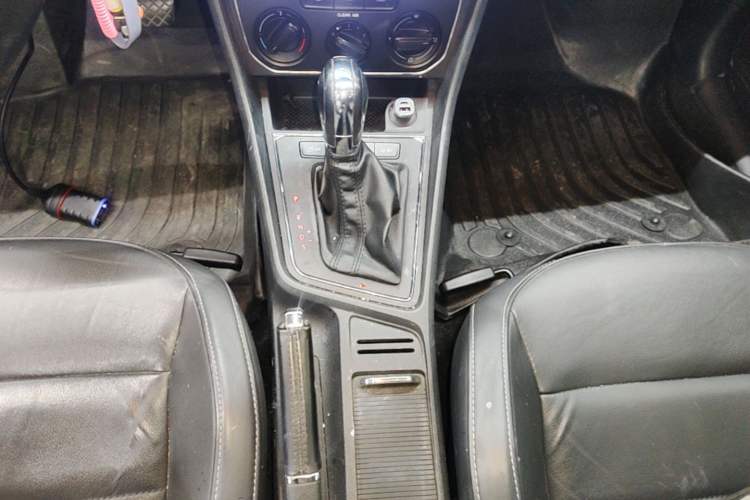 Used Volkswagen Lavida 2015 1.6L Automatic Comfort Edition Gear Lever