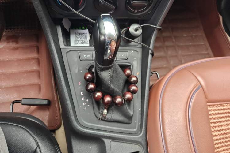 Used Volkswagen Lavida 2015 1.6L Automatic Fashion Edition Gear Lever