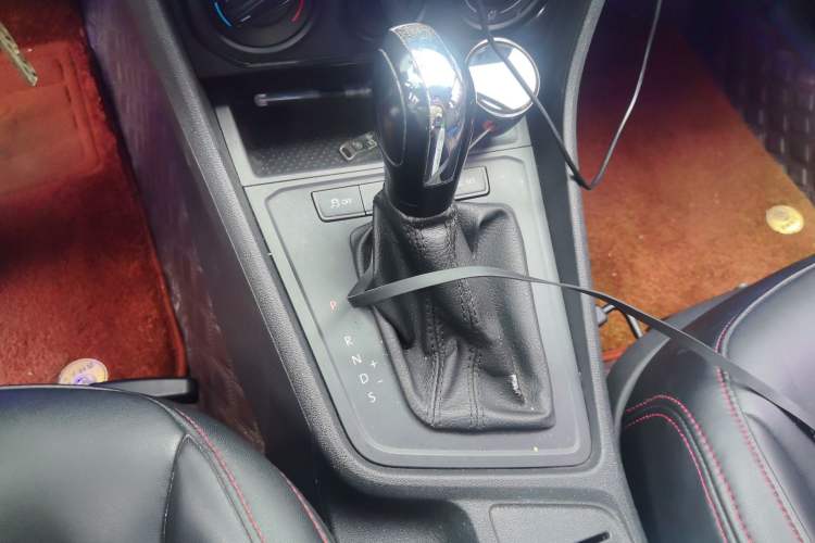 Used Volkswagen Lavida 2015 1.6L Automatic Fashion Edition Gear Lever