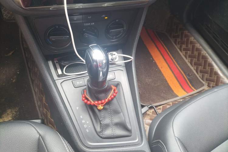 Used Volkswagen Lavida 2015 1.6L Automatic Fashion Edition Gear Lever