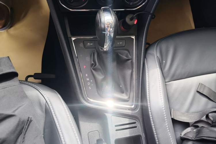 Used Volkswagen Lavida 2015 1.6L Automatic Comfort Edition Gear Lever