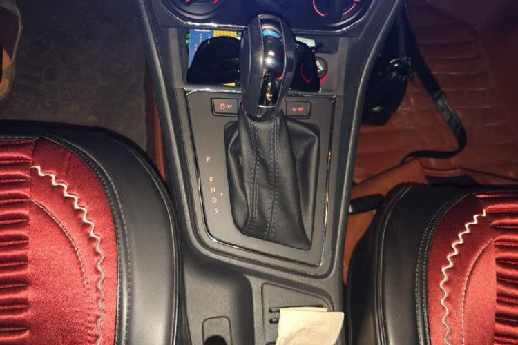 Used Volkswagen Lavida 2015 1.6L Automatic Comfort Edition Gear Lever