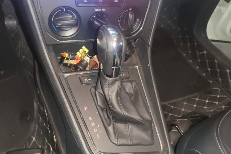 Used Volkswagen Lavida 2015 1.6L Automatic Comfort Edition Gear Lever