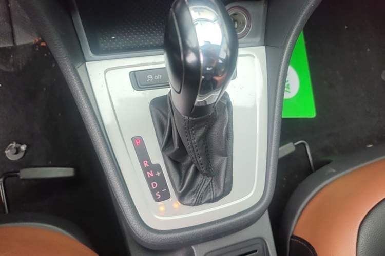Used Volkswagen Lavida 2015 1.6L Automatic Fashion Edition Gear Lever