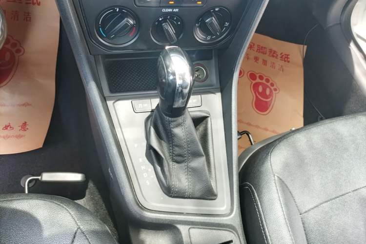 Used Volkswagen Lavida 2015 1.6L Automatic Fashion Edition Gear Lever
