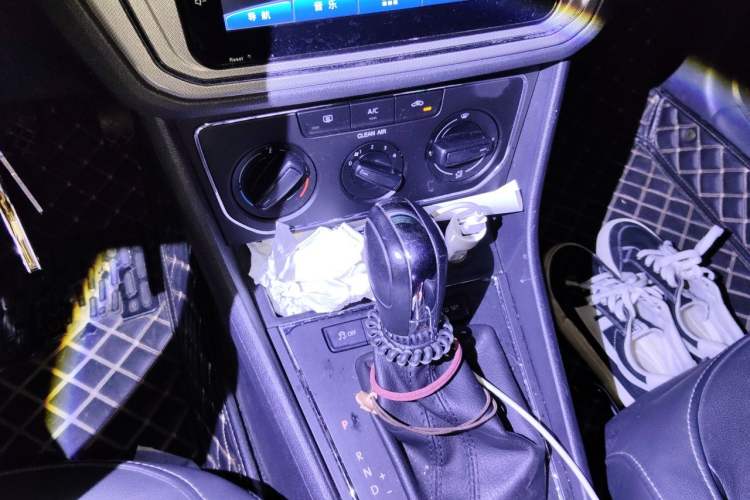 Used Volkswagen Lavida 2015 1.6L Automatic Comfort Edition Gear Lever
