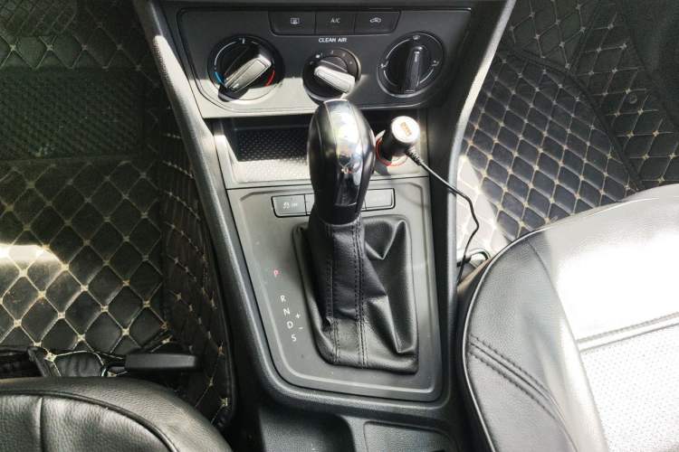 Used Volkswagen Lavida 2015 1.6L Automatic Fashion Edition Gear Lever