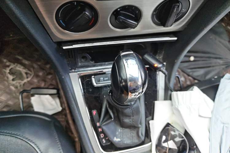 Used Volkswagen Lavida 2015 1.6L Automatic Comfort Edition Gear Lever