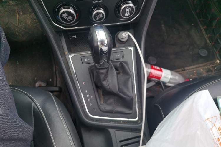 Used Volkswagen Lavida 2015 1.6L Automatic Comfort Edition Gear Lever