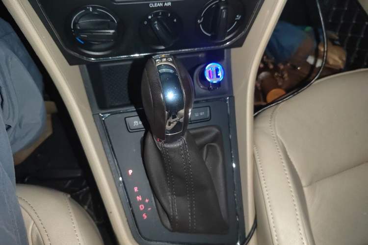 Used Volkswagen Lavida 2015 230TSI DSG Comfort Edition Gear Lever