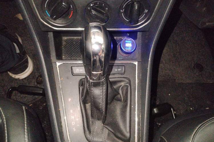 Used Volkswagen Lavida 2015 1.6L Automatic Comfort Edition Gear Lever