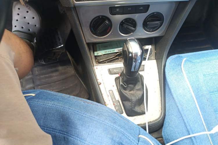Used Volkswagen Lavida 2015 1.6L Automatic Fashion Edition Gear Lever