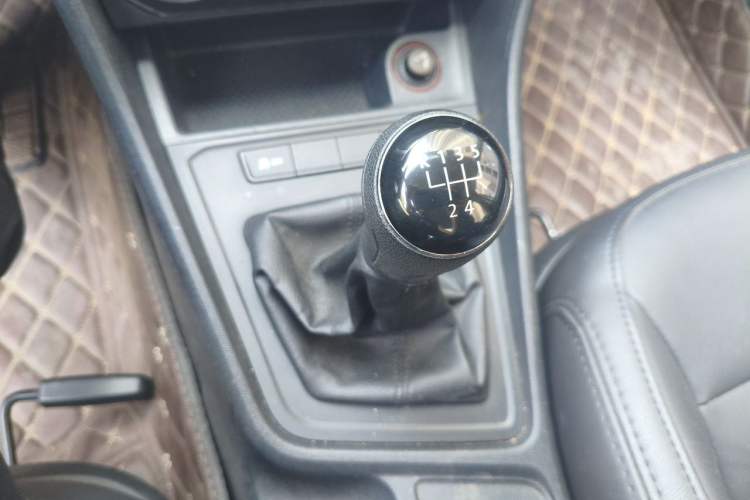 Used Volkswagen Lavida 2015 1.6L Manual Fashion Edition Gear Lever