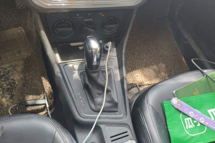 Used Volkswagen Lavida 2015 1.6L Automatic Fashion Edition Gear Lever
