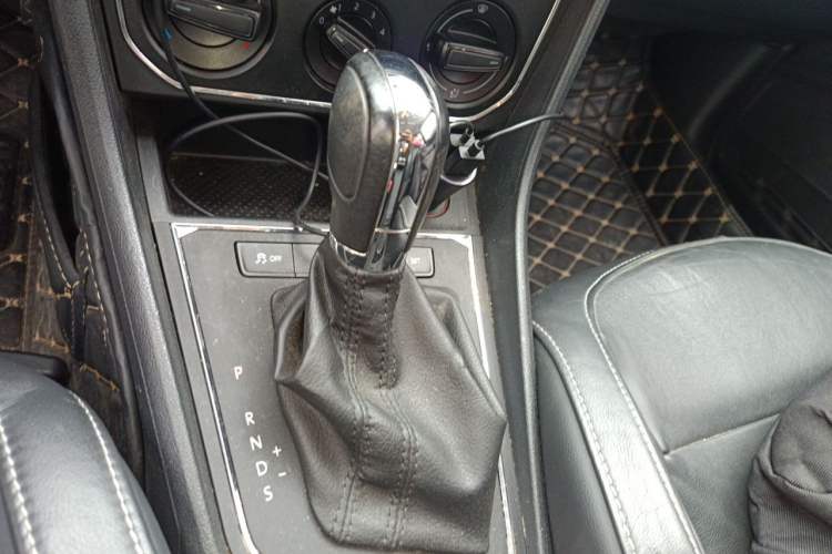 Used Volkswagen Lavida 2015 1.6L Automatic Comfort Edition Gear Lever