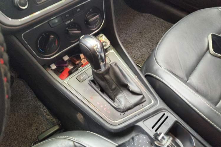 Used Volkswagen Lavida 2015 1.6L Automatic Comfort Edition Gear Lever