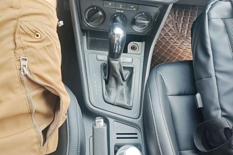Used Volkswagen Lavida 2015 1.6L Automatic Fashion Edition Gear Lever