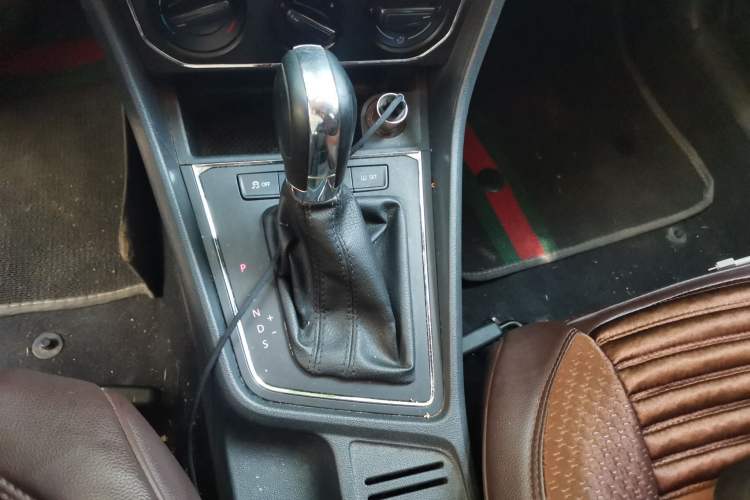 Used Volkswagen Lavida 2015 1.6L Automatic Comfort Edition Gear Lever
