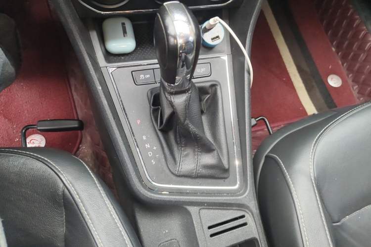 Used Volkswagen Lavida 2015 1.6L Automatic Comfort Edition Gear Lever