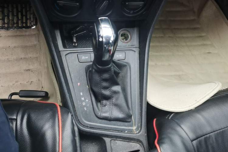 Used Volkswagen Lavida 2015 1.6L Automatic Fashion Edition Gear Lever