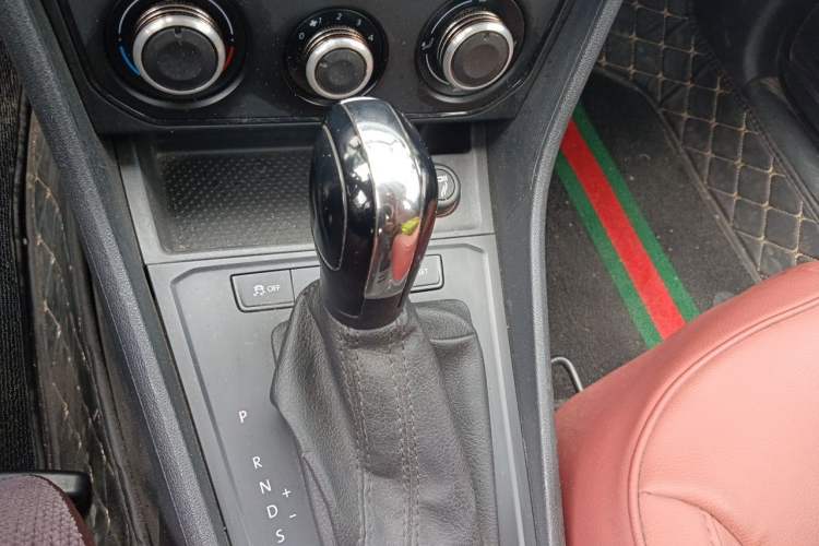Used Volkswagen Lavida 2015 1.6L Automatic Fashion Edition Gear Lever