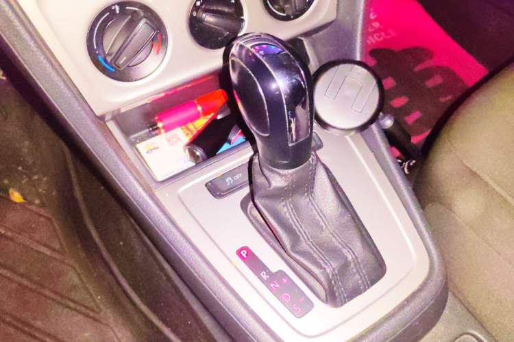 Used Volkswagen Lavida 2015 1.6L Automatic Fashion Edition Gear Lever