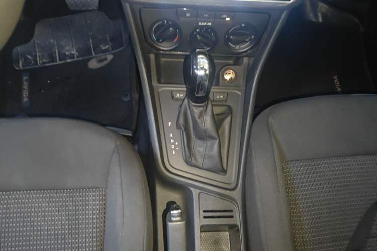 Used Volkswagen Lavida 2015 1.6L Automatic Fashion Edition Gear Lever