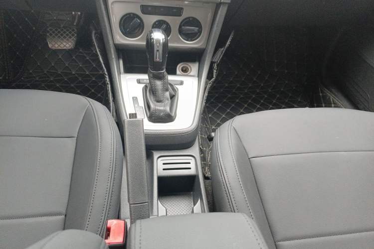 Used Volkswagen Lavida 2015 1.6L Automatic Fashion Edition Gear Lever